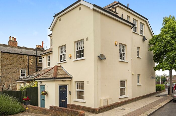 3 Bedroom Parking For Sale In Underhill Road, East Dulwich, London, SE22