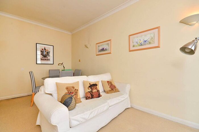 1 Bedroom Flat To Rent In Drayton Gardens, Chelsea, London, SW10