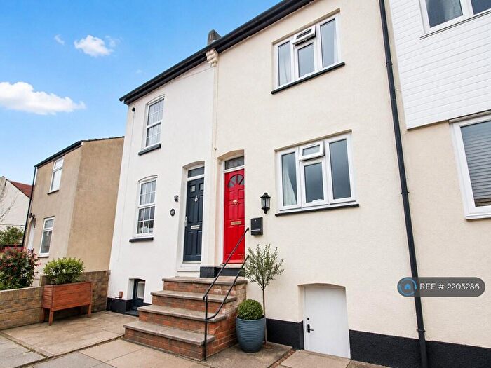 3 Bedroom Terraced House To Rent In Constitution Road, Chatham, ME5