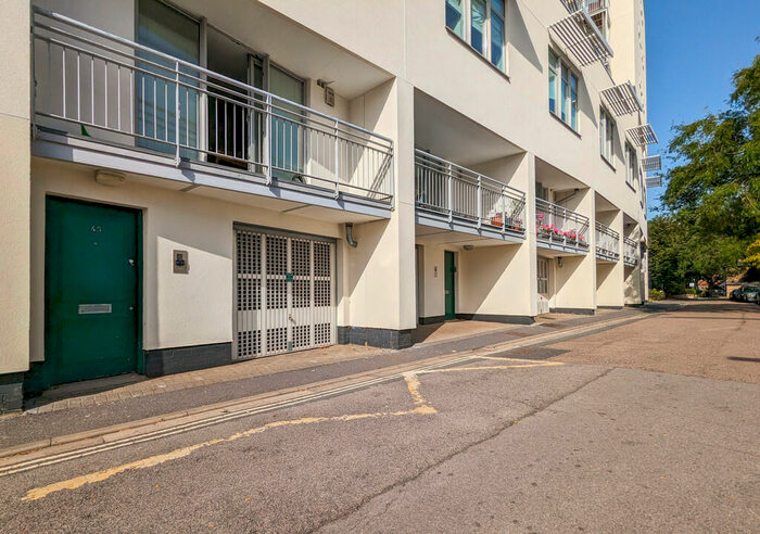 Garage / Parking To Rent In Garage, Vineyard Path, SW14