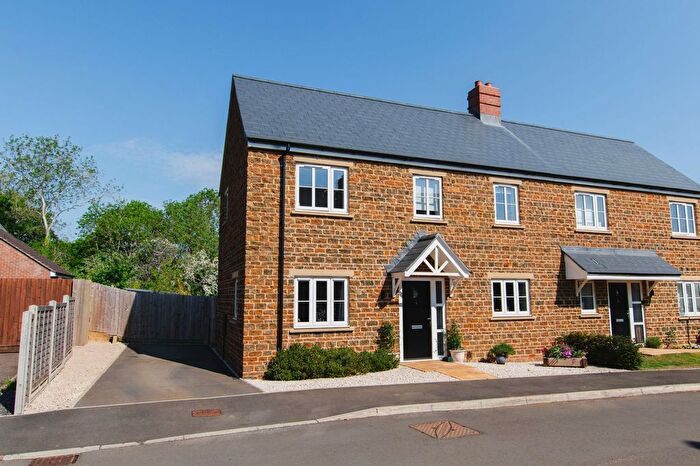 3 Bedroom Semi-Detached House For Sale In Oak Farm Drive, Milcombe, OX15
