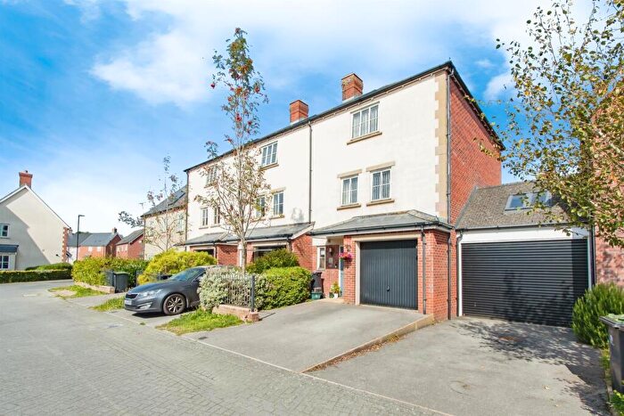 3 Bedroom Town House For Sale In Greenacre Way, Shaftesbury, SP7