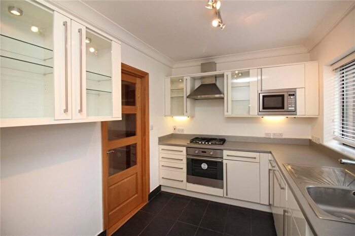 2 Bedroom Flat To Rent In Spencer Close, London, N3