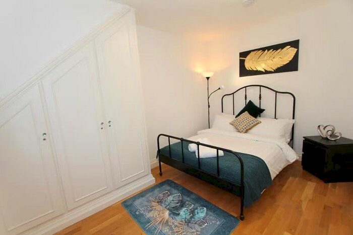 1 Bedroom Flat To Rent In Birkbeck Road, London, W3