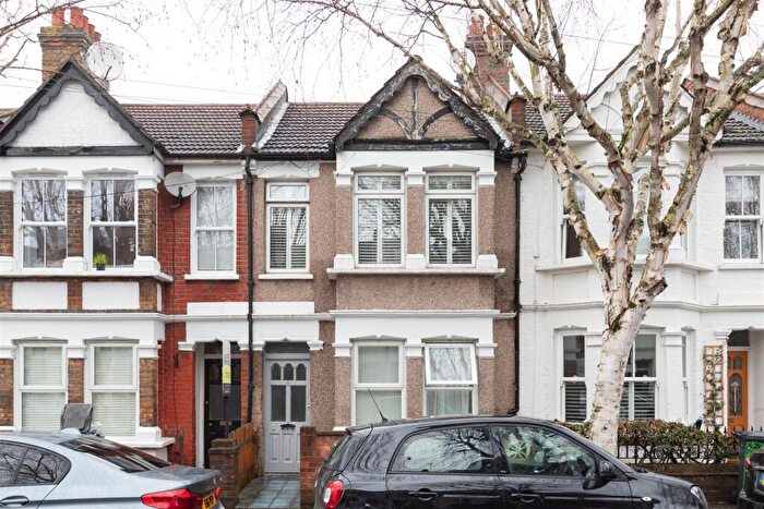 1 Bedroom Apartment For Sale In Waverley Road, Walthamstow, E17