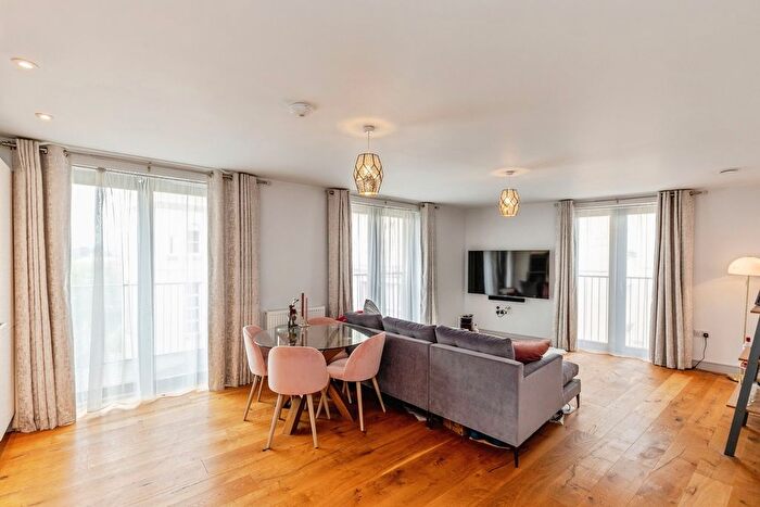 2 Bedroom Flat For Sale In French Yard, Bristol, Somerset, BS1