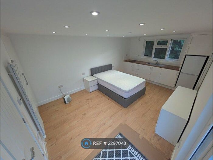 Studio To Rent In North Park, Iver, SL0