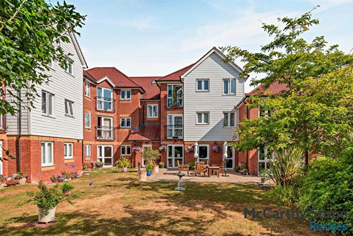 1 Bedroom Flat For Sale In Eadhelm Court, Penlee Close, Edenbridge, Kent, TN8