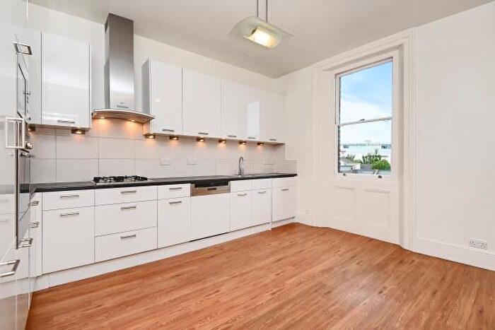 3 Bedroom Flat To Rent In Royal Crescent, London, W11