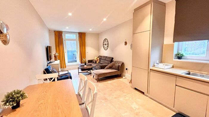 2 Bedroom Flat To Rent In Brampton Grove, London, NW4