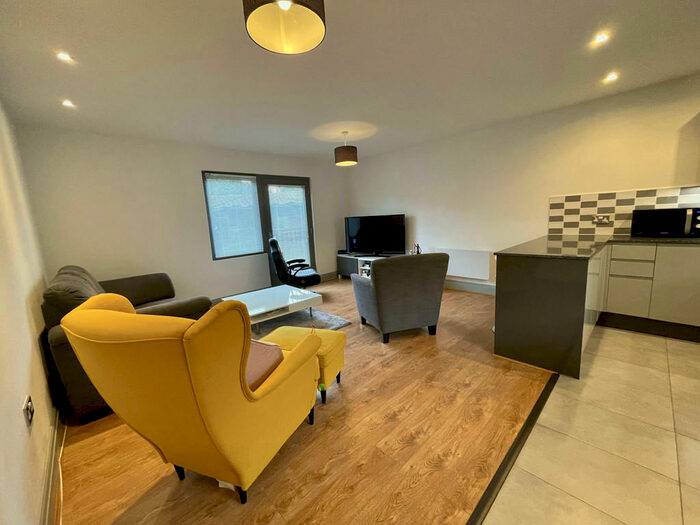 2 Bedroom Apartment To Rent In North Crescent, LS2