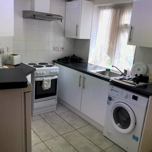 3 Bedroom Semi-Detached House To Rent In Old Bath Road, Colnbrook, Slough, SL3