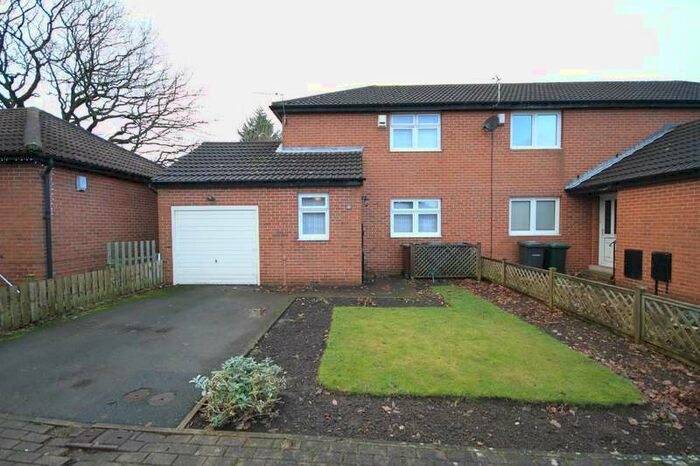 2 Bedroom Town House To Rent In Duchywood, Heaton, Bradford, BD9