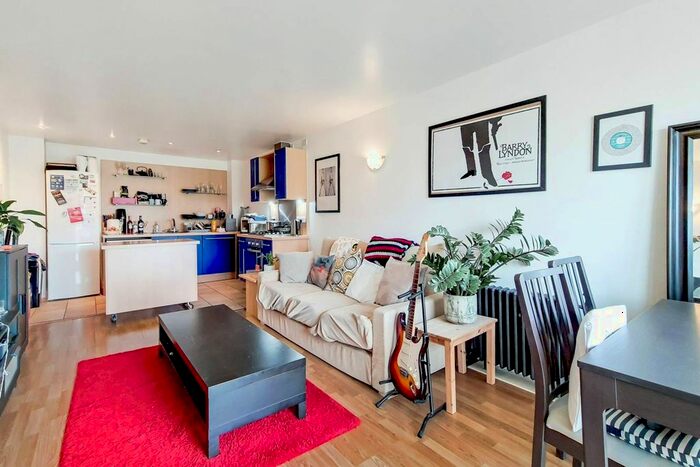 2 Bedroom Flat To Rent In Hopton Road, Woolwich, London, SE18