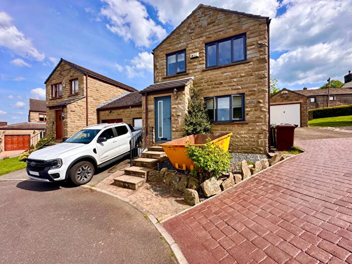 3 Bedroom Link Detached House For Sale In Well Ings Close, Shepley, HD8