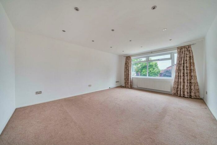 3 Bedroom Maisonette To Rent In Beech Tree Close, Harrow, Stanmore, HA7