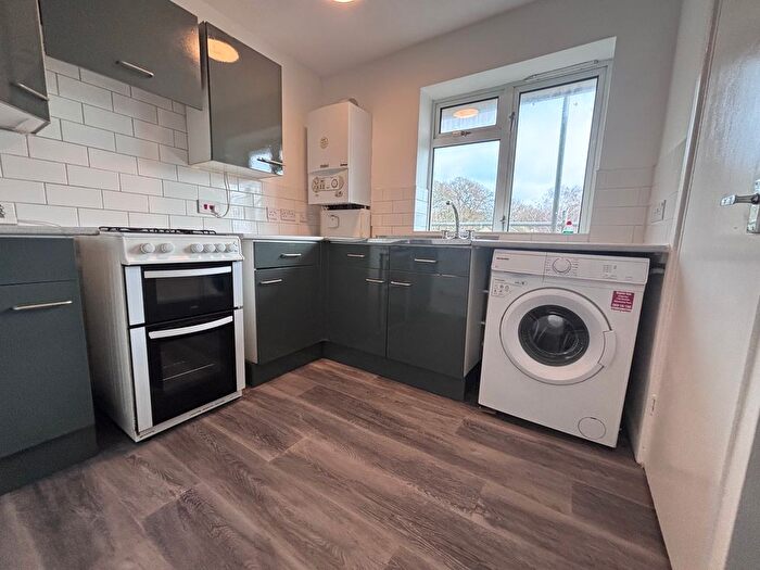 3 Bedroom Flat To Rent In Bransbury Close, Southampton, SO16