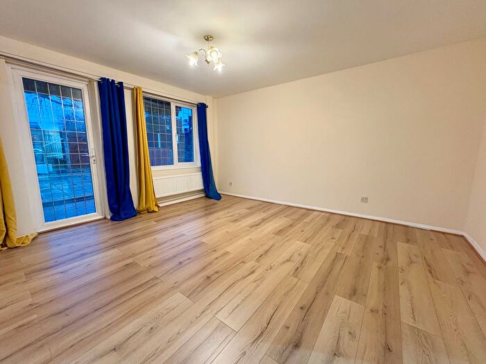2 Bedroom Property To Rent In Danescombe, London, SE12