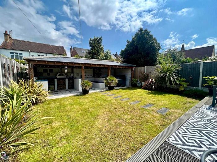 2 Bedroom Detached House To Rent In Leigh On Sea, SS9