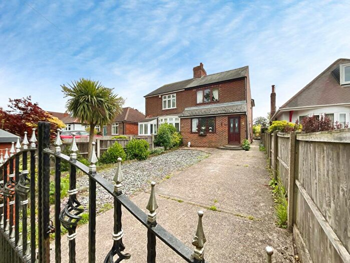 3 Bedroom Semi-Detached House For Sale In Berry Hill Lane, Mansfield, NG18