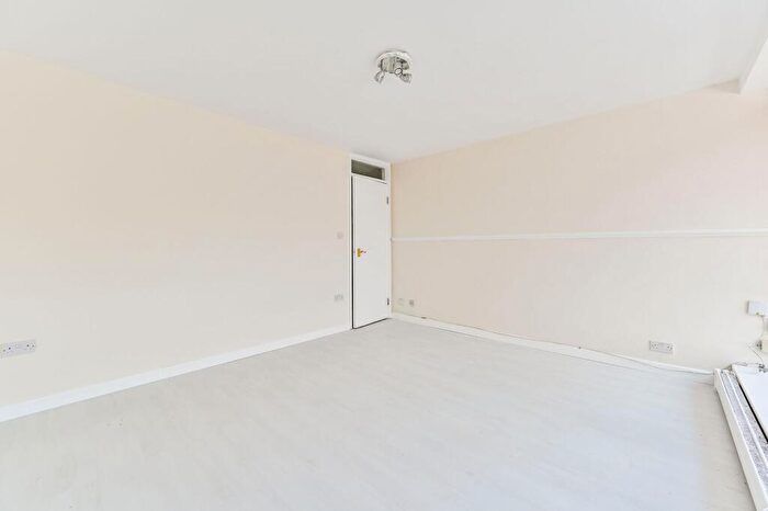 4 Bedroom Maisonette For Sale In Polygon Road, Somers Town, London, NW1