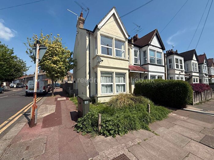 2 Bedroom Flat To Rent In Harcourt Avenue, Southend On Sea, SS2