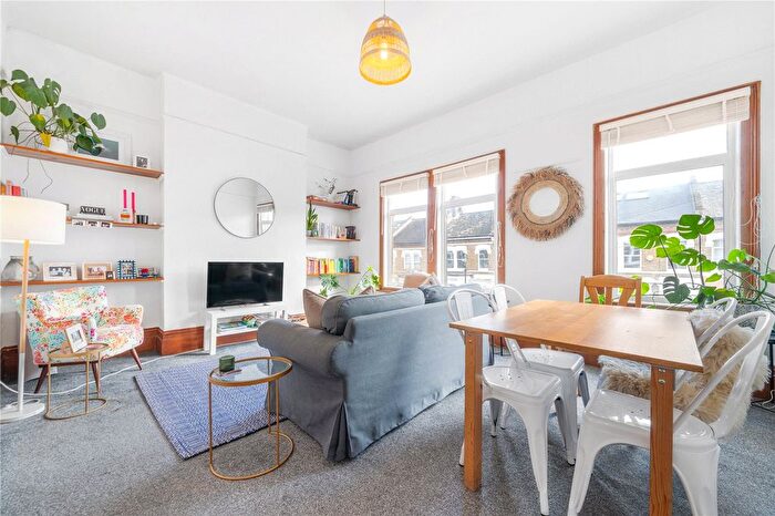 2 Bedroom Flat To Rent In Gowlett Road, Peckham Rye, London, SE15