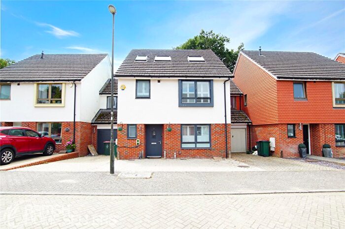 5 Bedroom Detached House For Sale In Pinova Close, Crawley, West Sussex, RH11