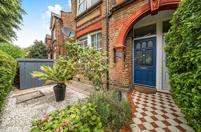 2 Bedroom Flat For Sale In Emlyn Road, London, W12