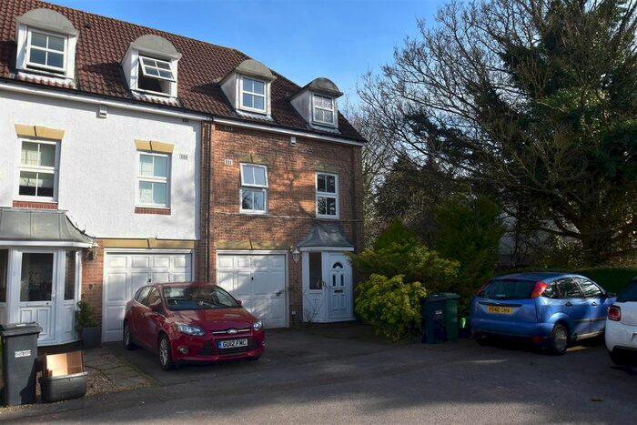 3 Bedroom Semi-Detached House To Rent In Pine Gardens, Horley, RH6