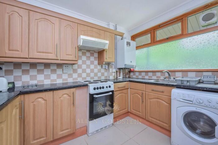 3 Bedroom Flat To Rent In College Place, NW1