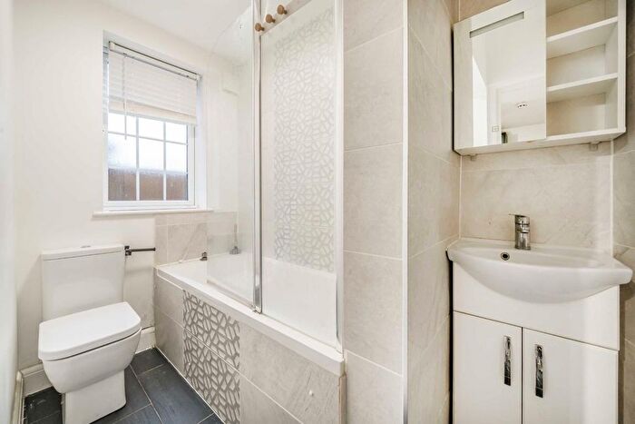 3 Bedroom Flat To Rent In Saxon Drive, London, W3