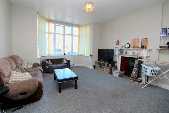 3 Bedroom Flat To Rent In Bromley Road, London, SE6