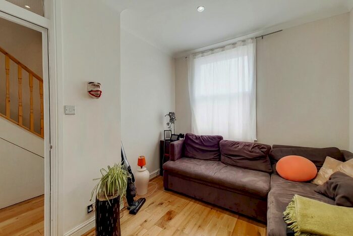 2 Bedroom Flat To Rent In Lewisham Way, London, Greater London, SE4