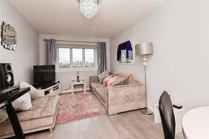 1 Bedroom Flat For Sale In Radwinter Avenue, Wickford, Essex, SS12