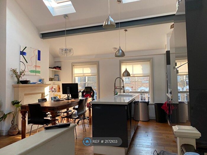 3 Bedroom Flat To Rent In Dalyell Road, London, SW9