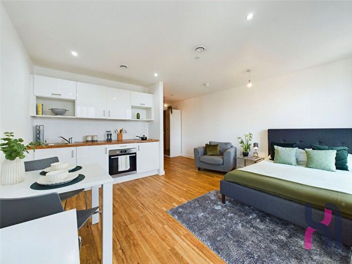 1 Bedroom Flat To Rent In Michigan Point Tower B, Michigan Avenue, M50