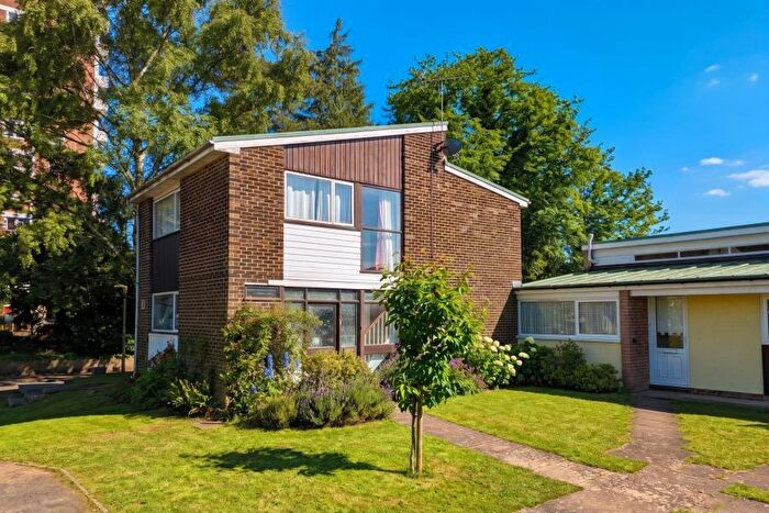 4 Bedroom Detached House To Rent In Woking, Surrey, GU22