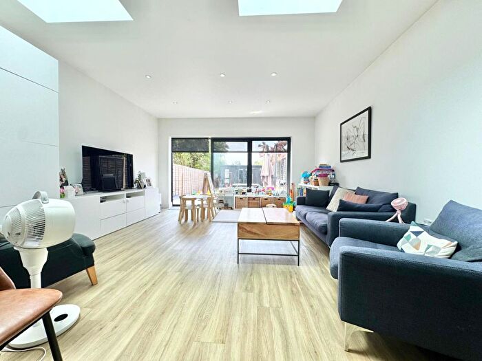 2 Bedroom Flat To Rent In Martin Way, London, SW20