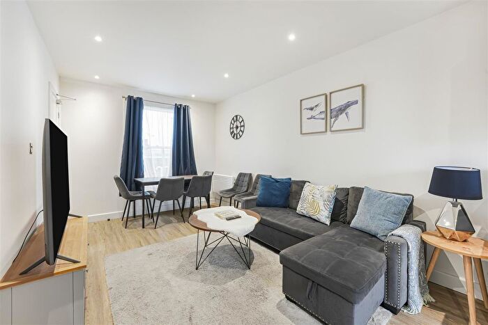 3 Bedroom Flat To Rent In New Kings Road, Fulham, SW6