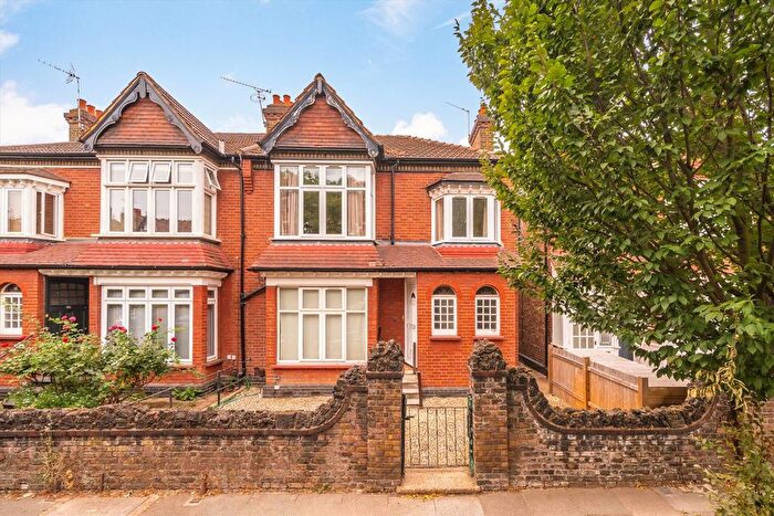 3 Bedroom Flat To Rent In Kerrison Road, Ealing, W5