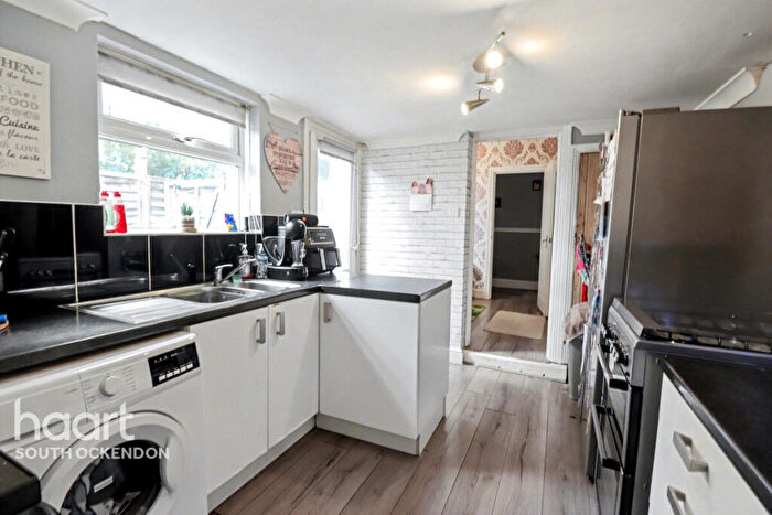 4 Bedroom End Of Terrace House For Sale In Mill Road, Aveley, RM15