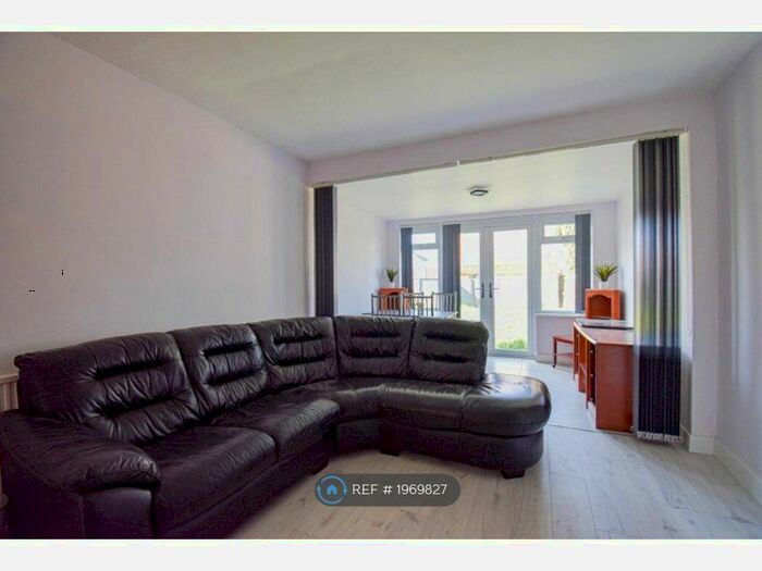 3 Bedroom Semi-Detached House To Rent In Orchard Road, Birstall, Leicester, LE4