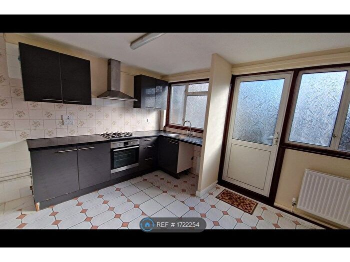 4 Bedroom Terraced House To Rent In Raynham, London, NW9