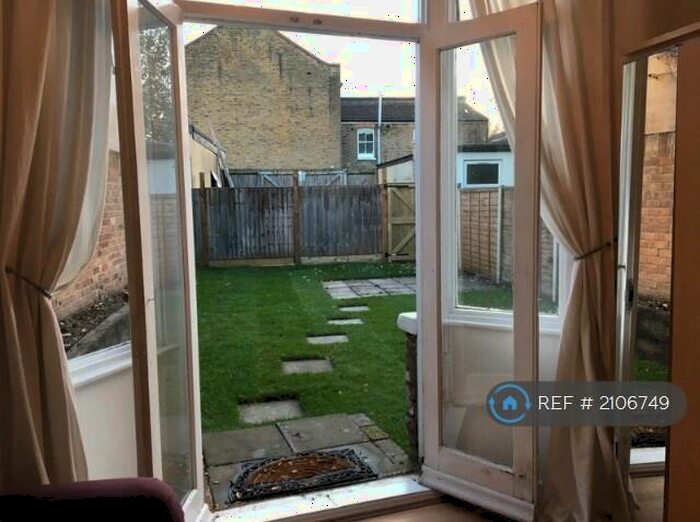 Studio To Rent In Ringstead Rd, South London, SE6