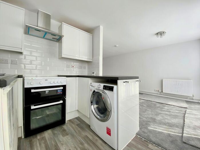 1 Bedroom Flat To Rent In Freshwater Parade, RH12