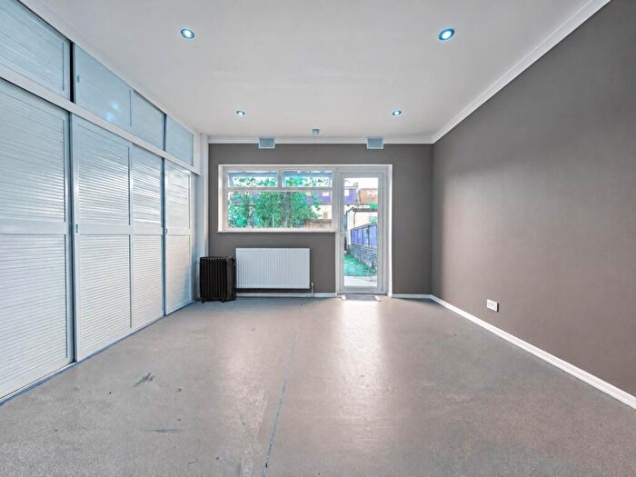 1 Bedroom Flat For Sale In Elgin Road, Ilford, IG3