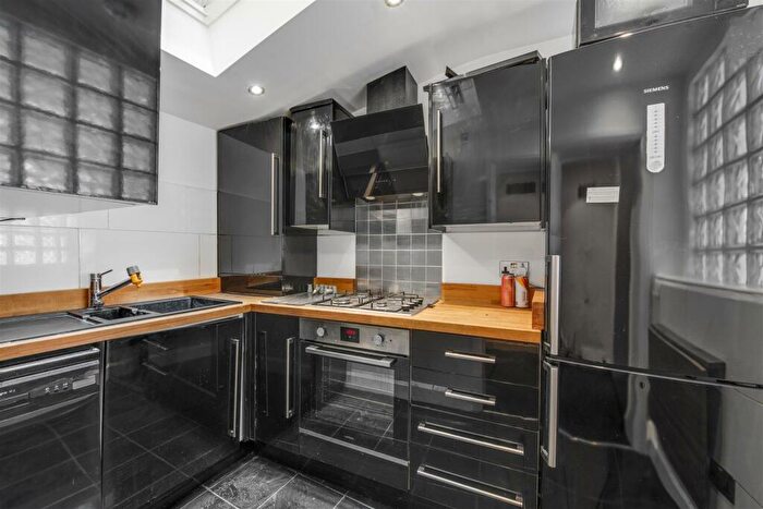 3 Bedroom Town House To Rent In Sheen Lane, East Sheen, SW14