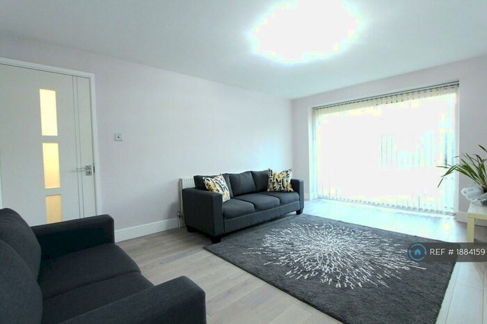 1 Bedroom Flat To Rent In The Homestead, London, N11