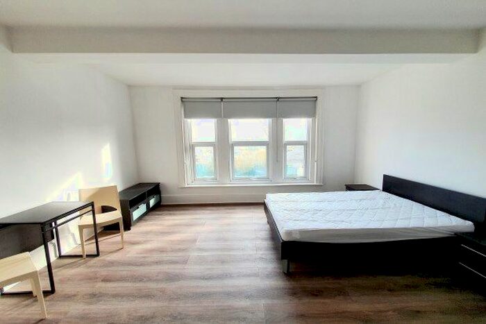 Studio To Rent In Warspite Road, London, SE18